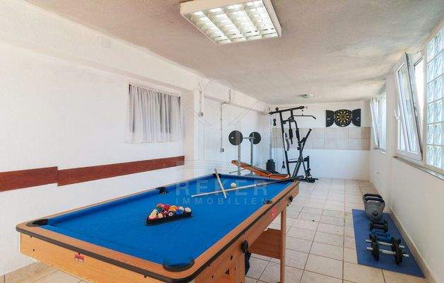 Unterhaltungsmöglichkeiten im Untergeschoss mit Garage & Lagerraum 