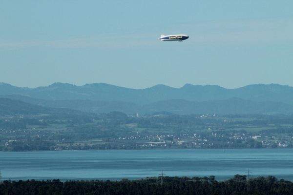 Echtes Bild vom Balkon: Alpen, See und die Zeppelin-Magie!