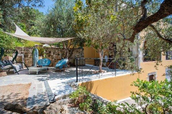 Kreta, Xamoudochori: Idyllische Residenz mit Apartments und Olivenhain zu verkaufen