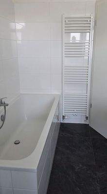 Badewanne und Heizkörper