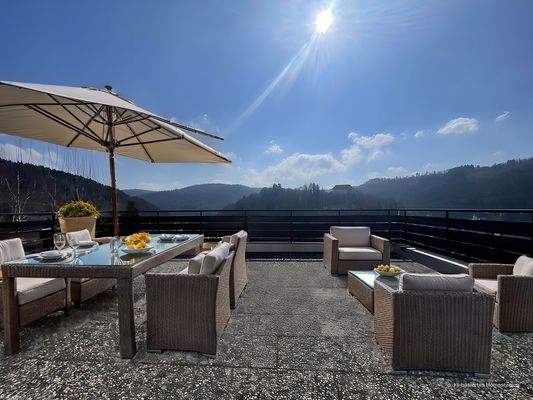 Dachterrasse mit Schlossblick KI