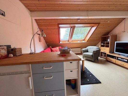 Küche mit Blick in den Wohnbereich – kompakt, praktisch, einladend