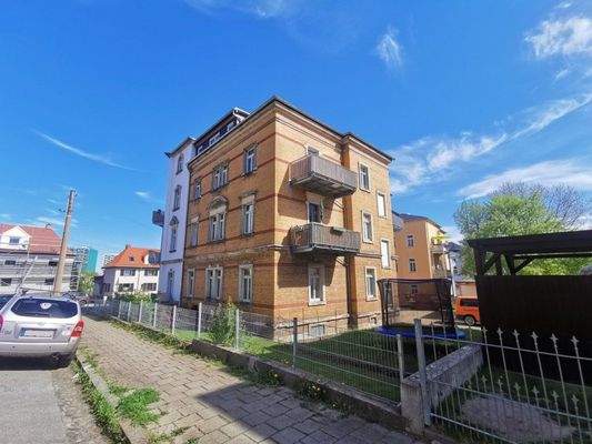 Hausansicht mit Garten 