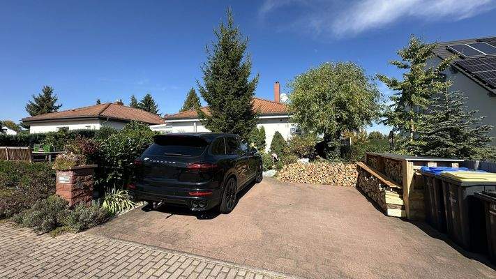 Einfahrt / Parkplätze