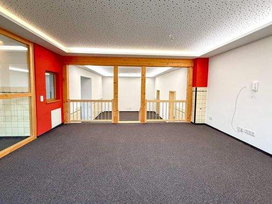 Akustikdecke mit integrierten Lichtspots