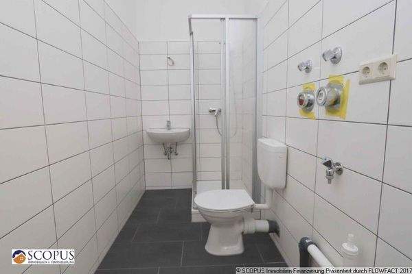 Bad mit Dusche im Obergeschoss 2