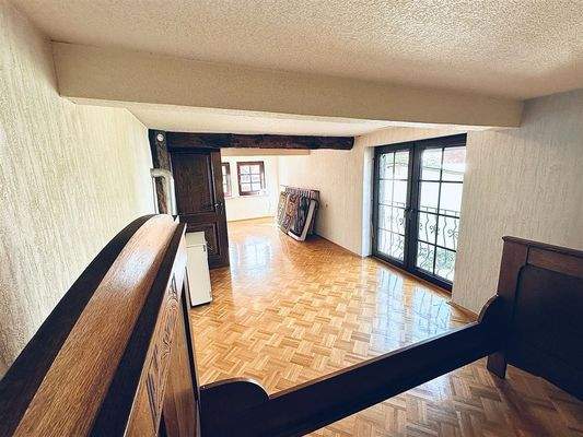 Großzügiger Raum mit viel Licht & Holzelementen