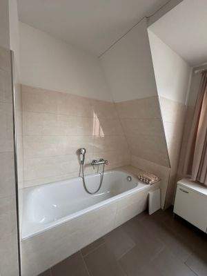Badezimmer mit Badewanne.jpeg