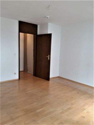 Blick vom Schlafzimmer zur Flurtüre.jpg