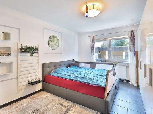 Geräumiges Schlafzimmer im Erdgeschoss