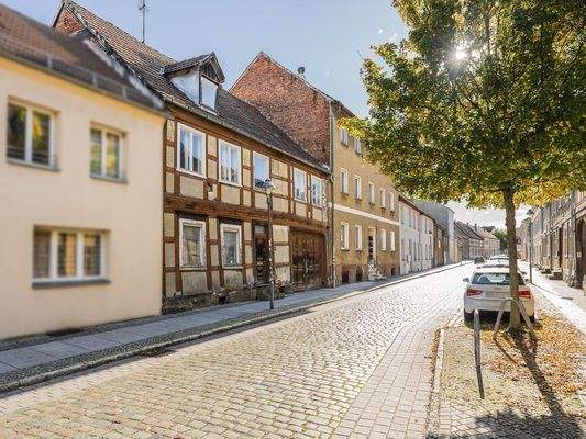 Straßenblick - Objekte Fachwerk und MFH links