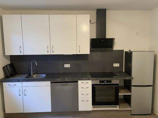 Küchenzeile mit Elektrogeräten