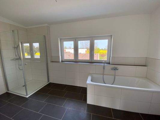 Badezimmer mit Dusche und Wanne