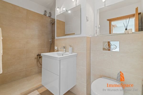 Modernes Badezimmer mit Duschkabine
