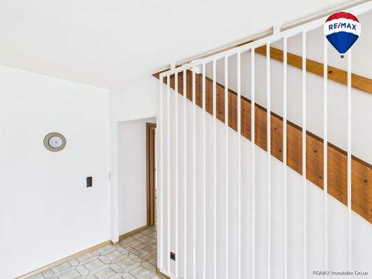 RE:MAX Immobilien DeLux Einfamilienhaus Wallerfangen-Oberlimberg Treppenaufgang