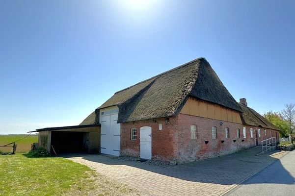 Ansicht Stallteil und Carport