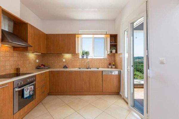 Kreta, Kournas: Spektakuläre Villa mit Tennisplatz nahe des Kournas-Sees zu verkaufen