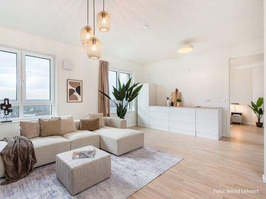 Wohnbereich mit Blick auf die offene Küche