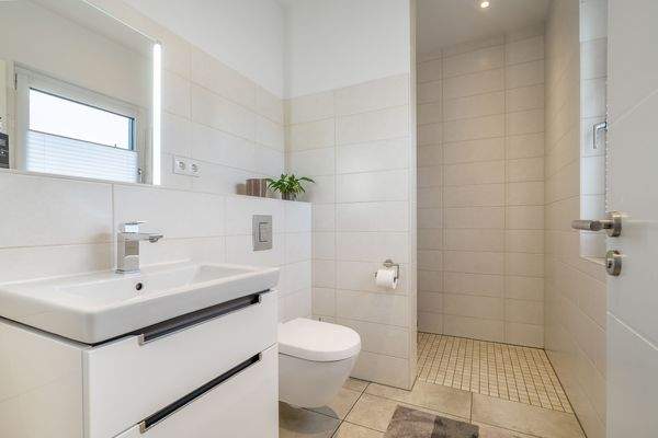 Gäste-WC mit Dusche