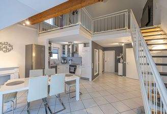 offener Wohn-Essbereich mit Küche