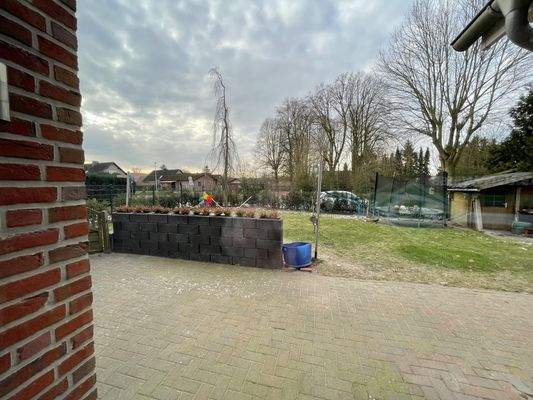 Blick auf die Terrasse am Wohnzimmer