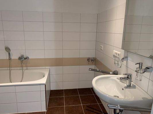 06. Bad mit Badewanne.jpg