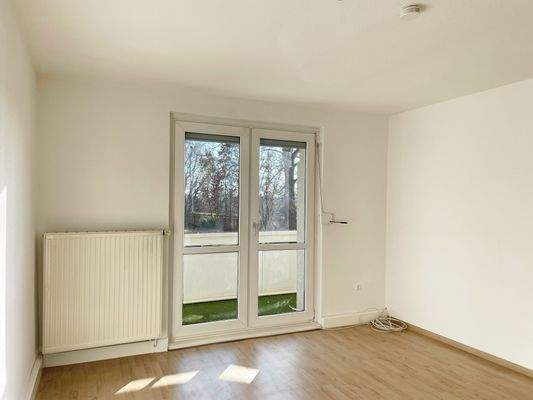 Wohnzimmer mit Balkon.JPG