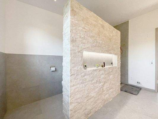 Schamwand zum WC im Badezimmer im OG