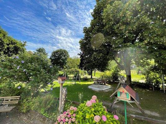 Blick in den Kurpark vom Hof bzw. Freisitz