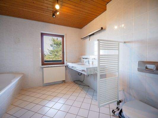 Zeitloses Badezimmer im Erdgeschoss