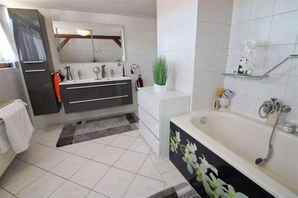 große Wohnung DG Badezimmer