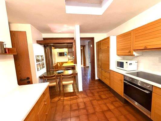 Küche mit gemütlichem Frühstückstischchen