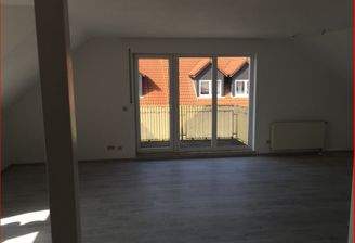 Wohnzimmer mit Balkon