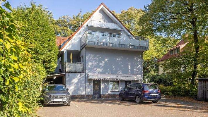 rückwärtige Gebäude-Ansicht mit Parkplätzen