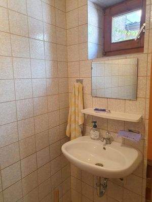 ... mit Handwaschbecken