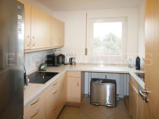 Küche mit Durchreiche zum Essbereich 