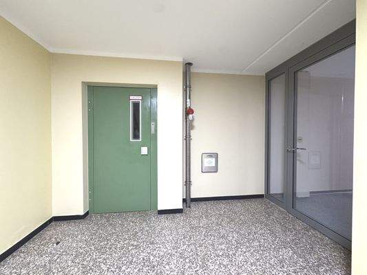 Personenaufzug im Treppenhaus