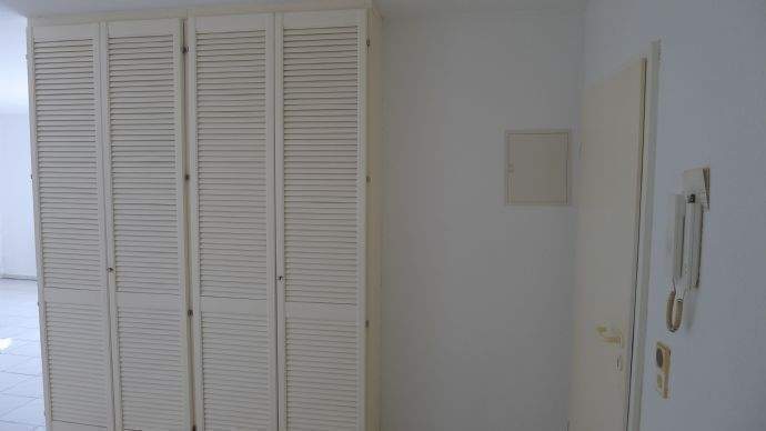 großer Einbauschrank im Eingangsbereich 