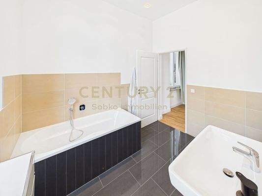 Tageslichtbad mit Wanne und Dusche