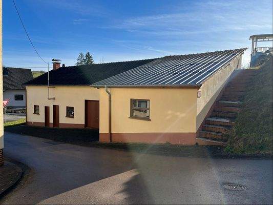 Nebengebäude mit Aufgang zum Garten