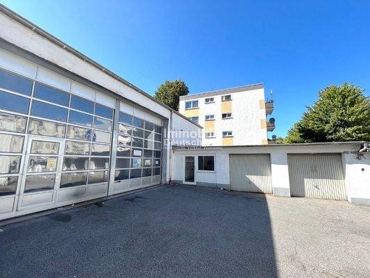 Innenhof mit Sicht auf den Zugang zur Halle