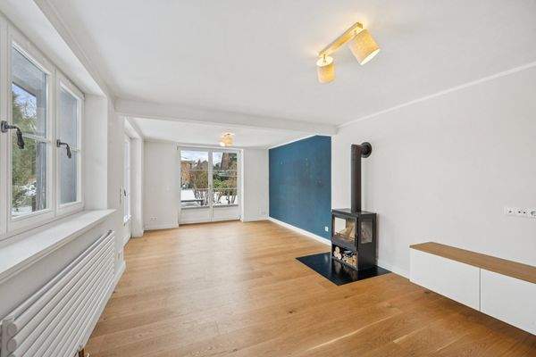 Angrenzendes Wohnzimmer mit Kaminofen