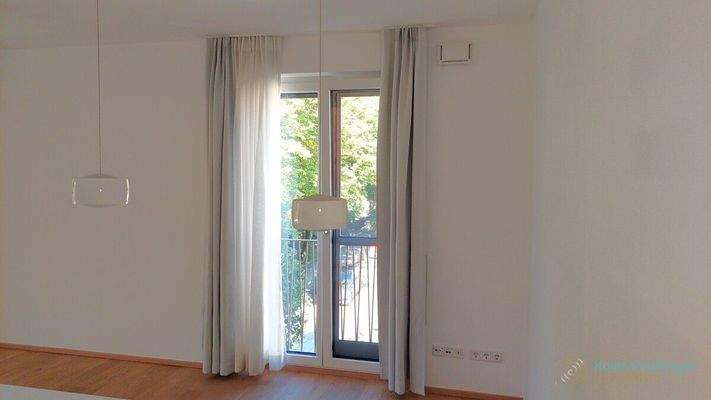 weiterer Teil des Wohn- und Esszimmers mit zusätzlichem französischen Balkon