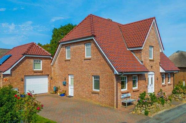 Hausansicht mit Garage 