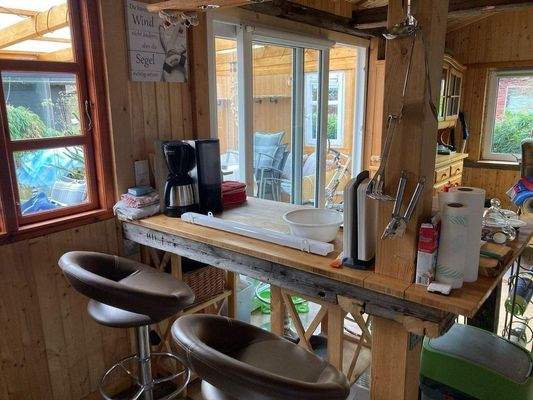 Essbereich mit Blick auf die Veranda