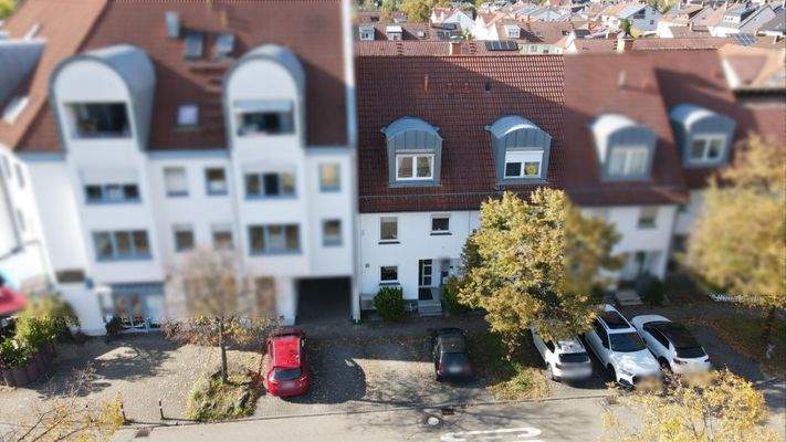 Frontansicht und Parkplätze