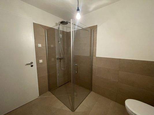 Badezimmer mit begehbarer Dusche