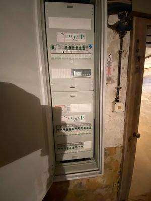 Moderner Elektro- Schaltschrank im Keller (1).jpeg