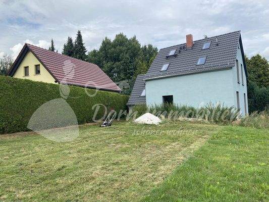 Hausansicht mit Grundstück