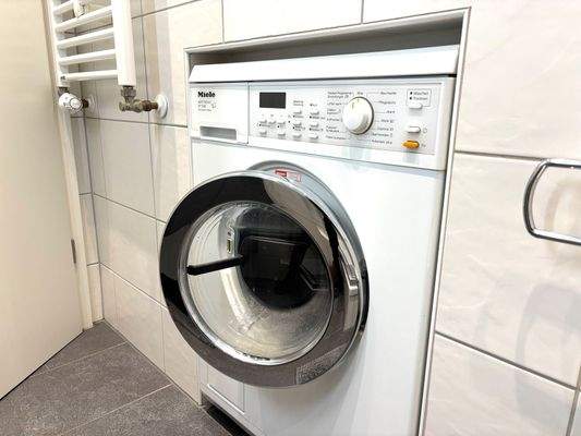 Eingelassene Waschmaschine im Bad.jpg